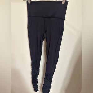 Super cute Lulu leggings with scrunchie low legs!